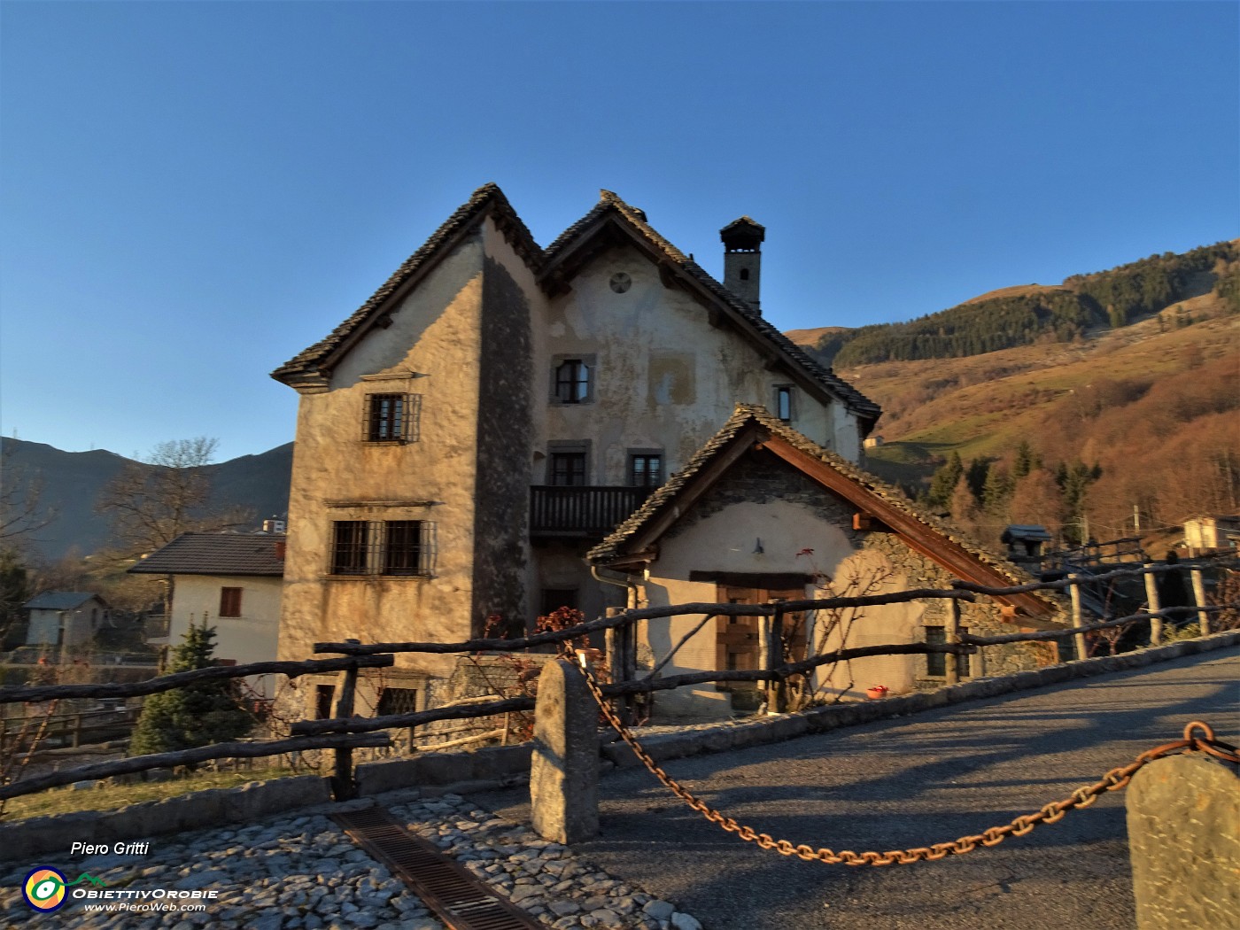 72 Al bel borgo anitco di Arnosto nella luce e nei colori del tramonto.JPG